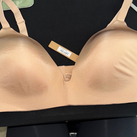SOLD on ANOTHER PLATFORM >>>>Skims wireless bra nwt clay - Picture 1 of 3